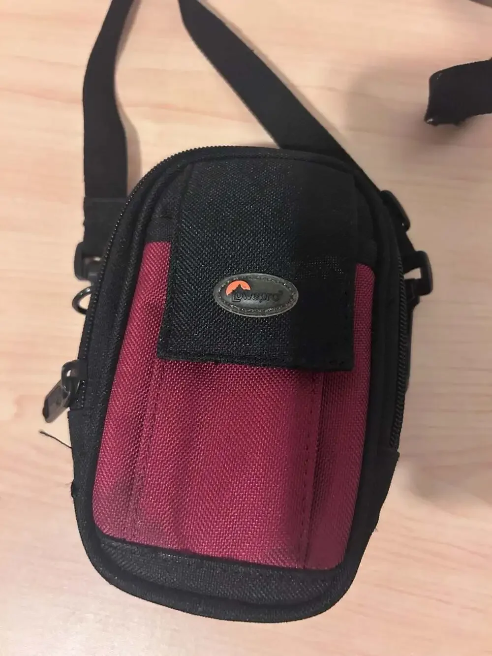 Lowepro Z 20 Camera Pouch Shoulder Bag Black and Red